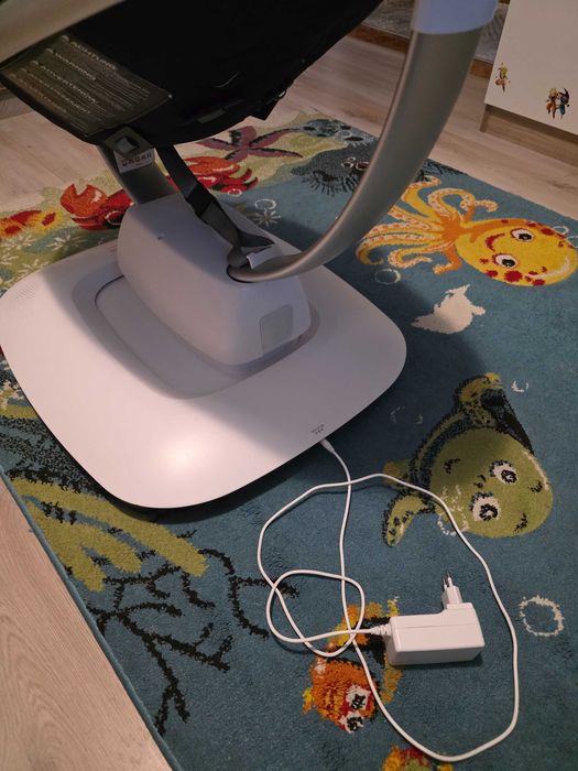 mamaRoo 5.0 Електрическа бебешка люлка черна с бонус подложка за бебе