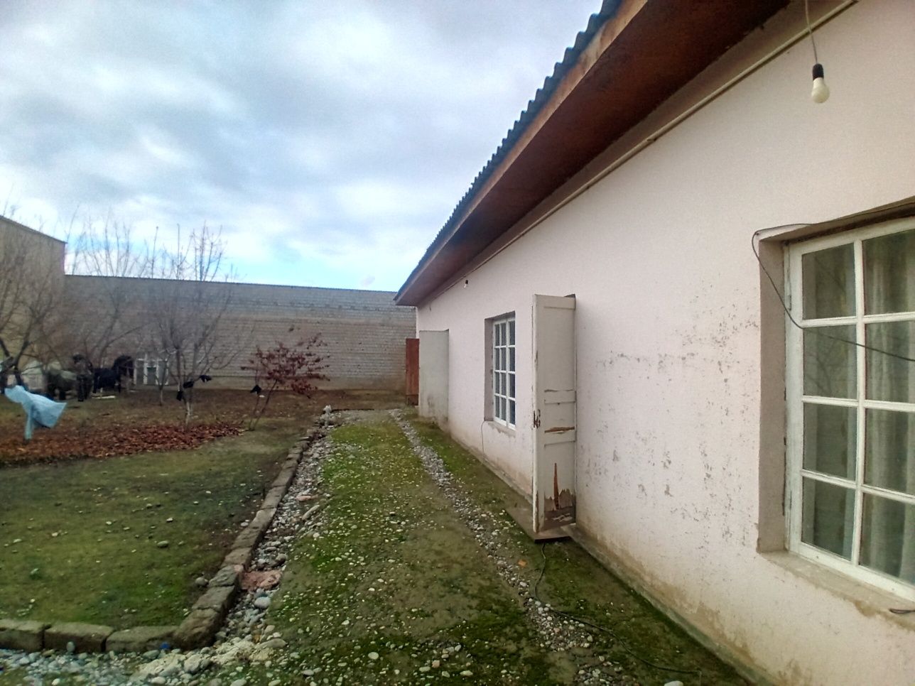 Hovli uy sotiladi