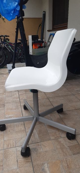 Vând scaun pt birou copii adulți alb cu argintiu Ikea