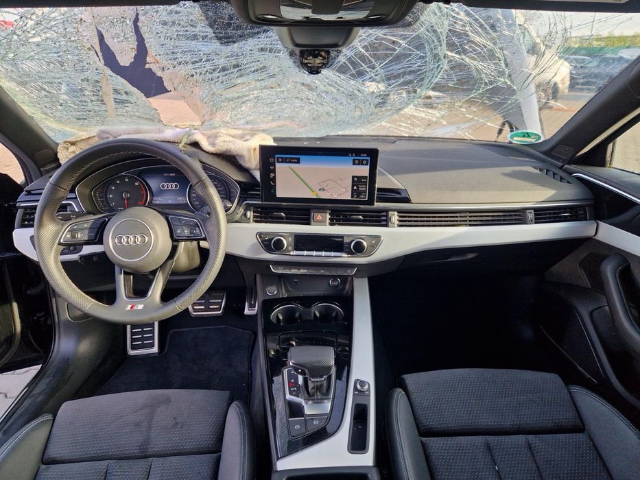 Audi A4 S line 2.0 TFSI Mild Hybrid 2024 avariat 25000 km