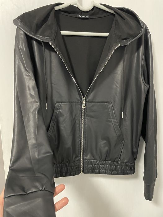 Много меко,тънко,кожено якенце.