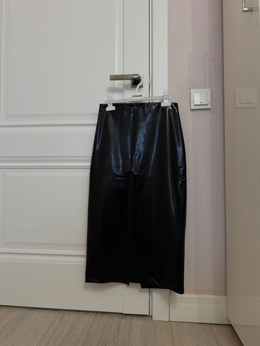 Прдаю коженую, фирминую юбку черного цывета