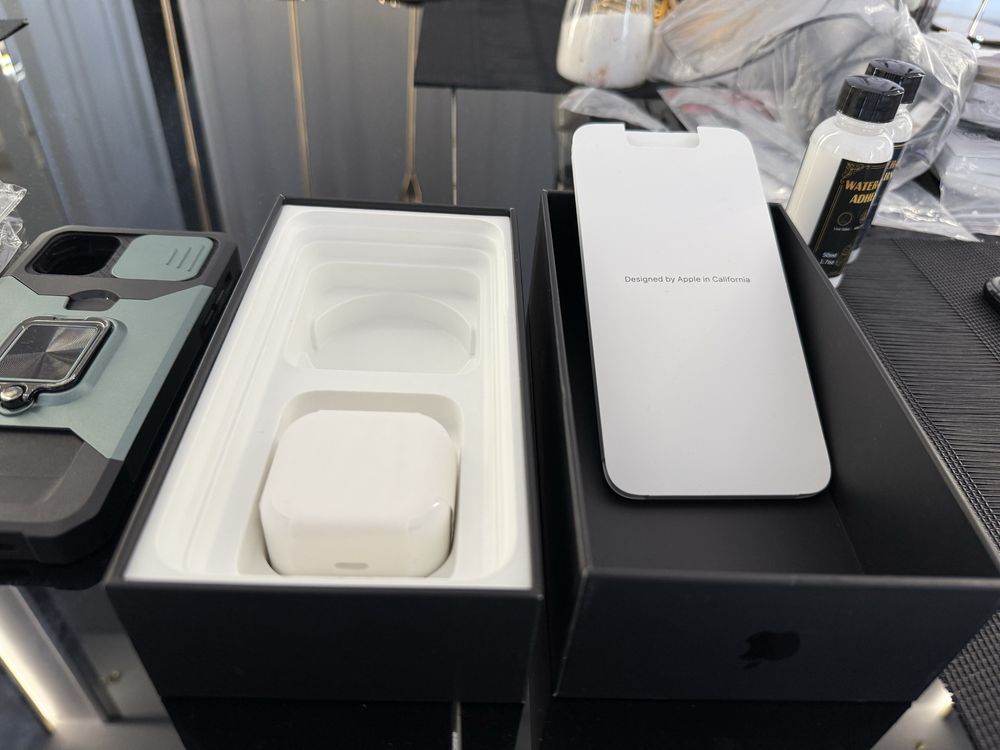 Iphone 11 pro max + carcasa + 3 folii privacy + cutie completa