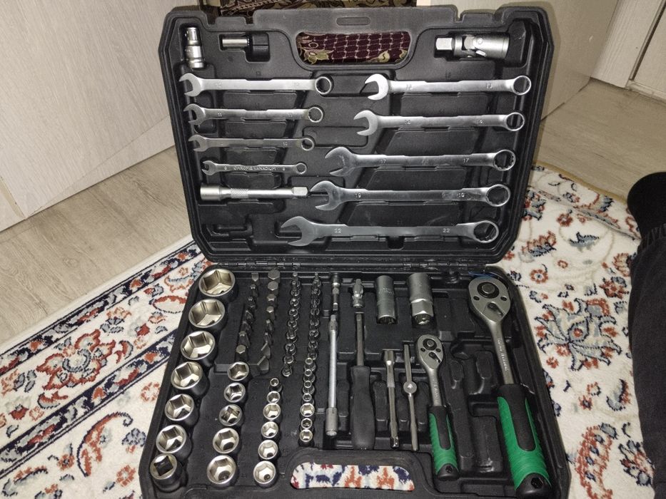 Буфер плюс провода к ним, ключи, насос и прикуриватель