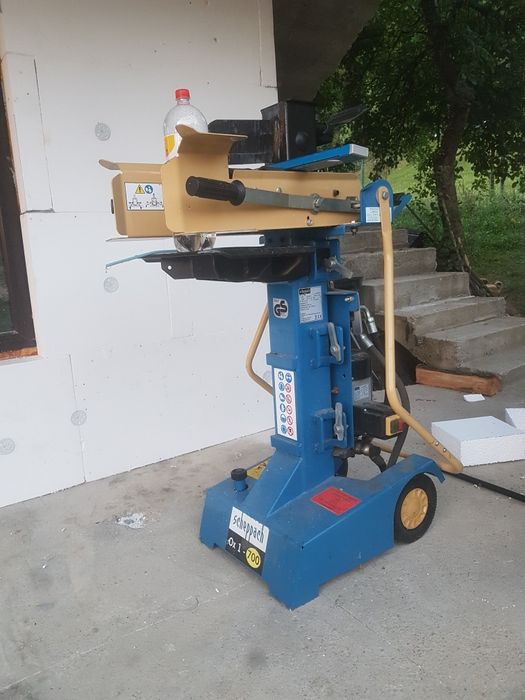 Cosesc iarba  defrisej cu motocoasa profesionala