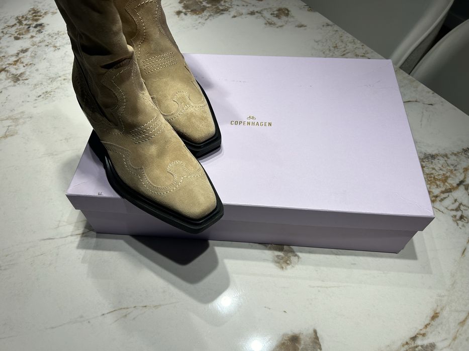 Каубойски ботуши от естествен велур.Светло бежов цвят. Нови с кутия.