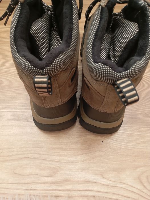 Vand bocanci bărbați măs.43. confecționați din piele/cauciuc .