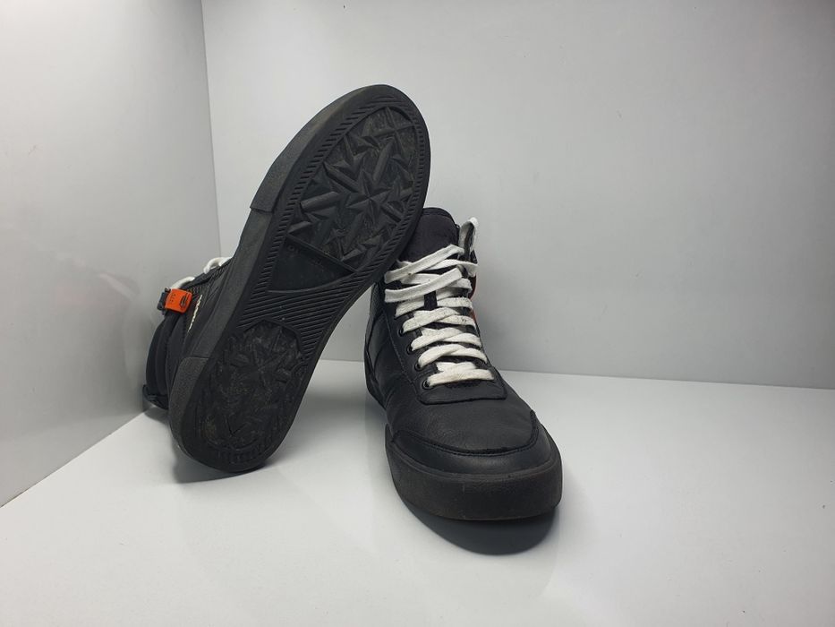 Кецове Diesel 

Носени,но в много добросъстояние. .

Размер: 41 стелка