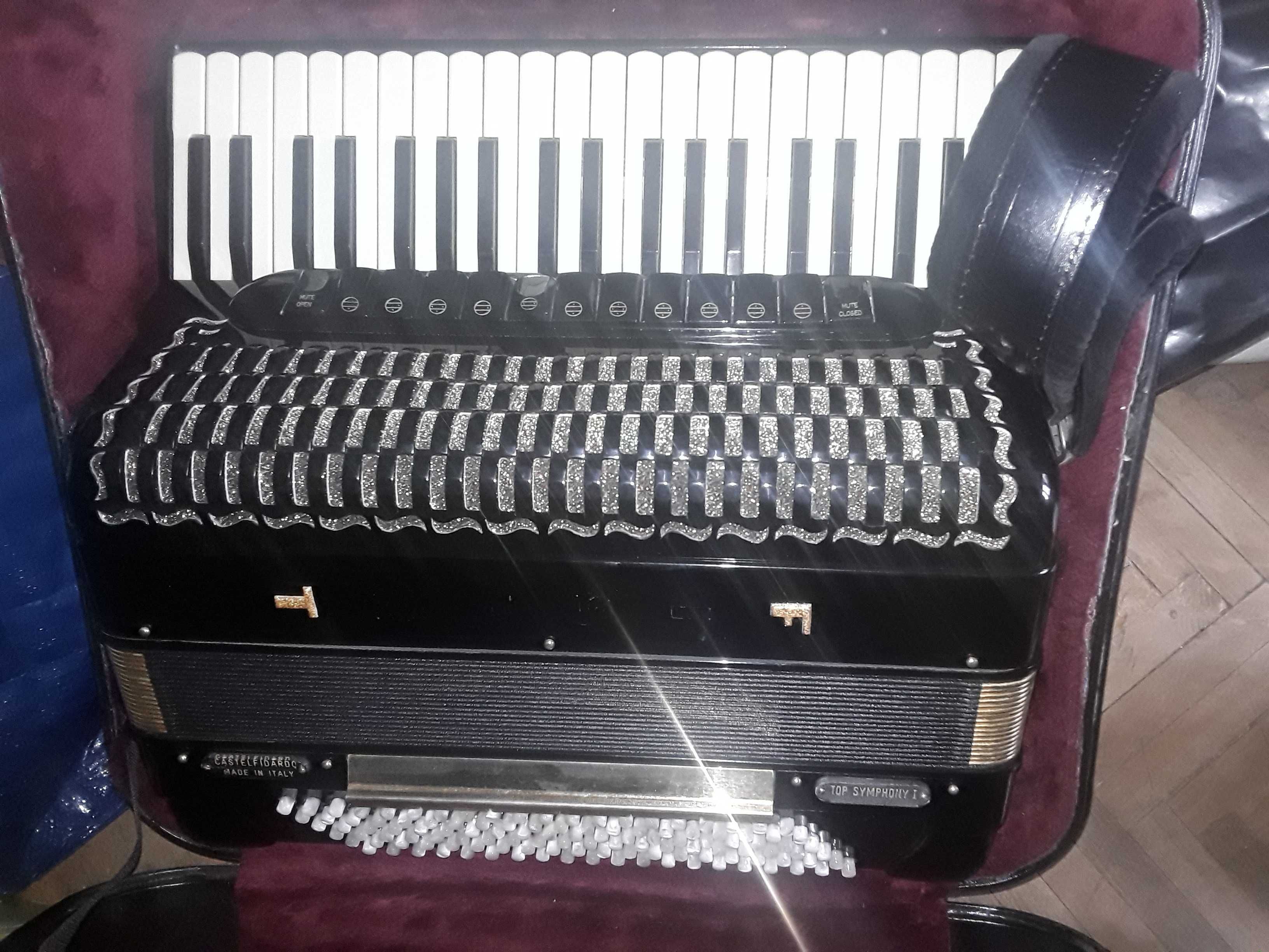 Vand sau schimb acordeon bugari armando, cabina 2+2, ca și gola!