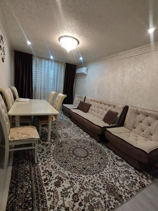 Срочно продаётся 3 комнатная квартира. Недалеко от Рисового базара.