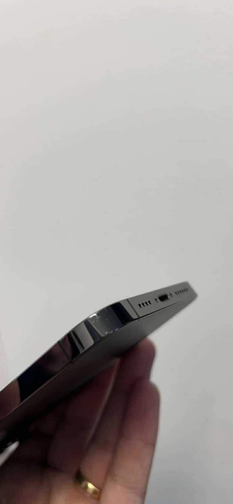 Vând iPhone 13 pro max în stare impecabila