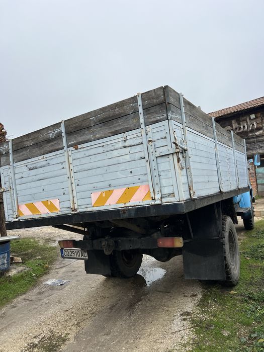 Газ 53 бордови.