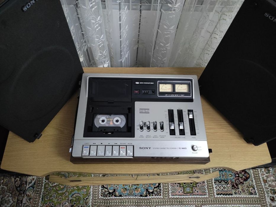 Продам магнитафон SONY