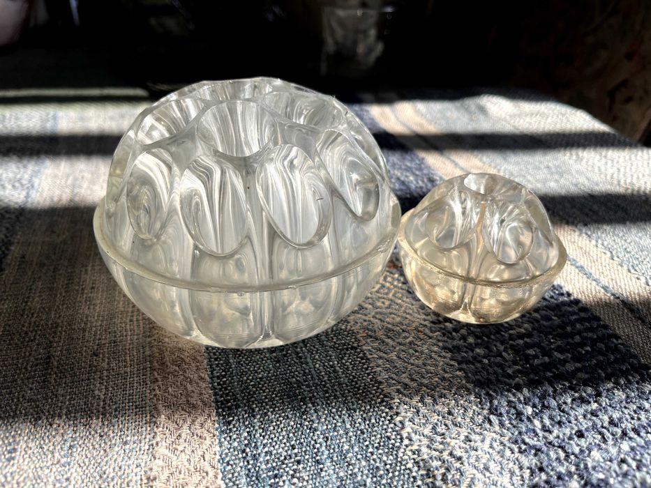 Стъклени вази и фруктовница