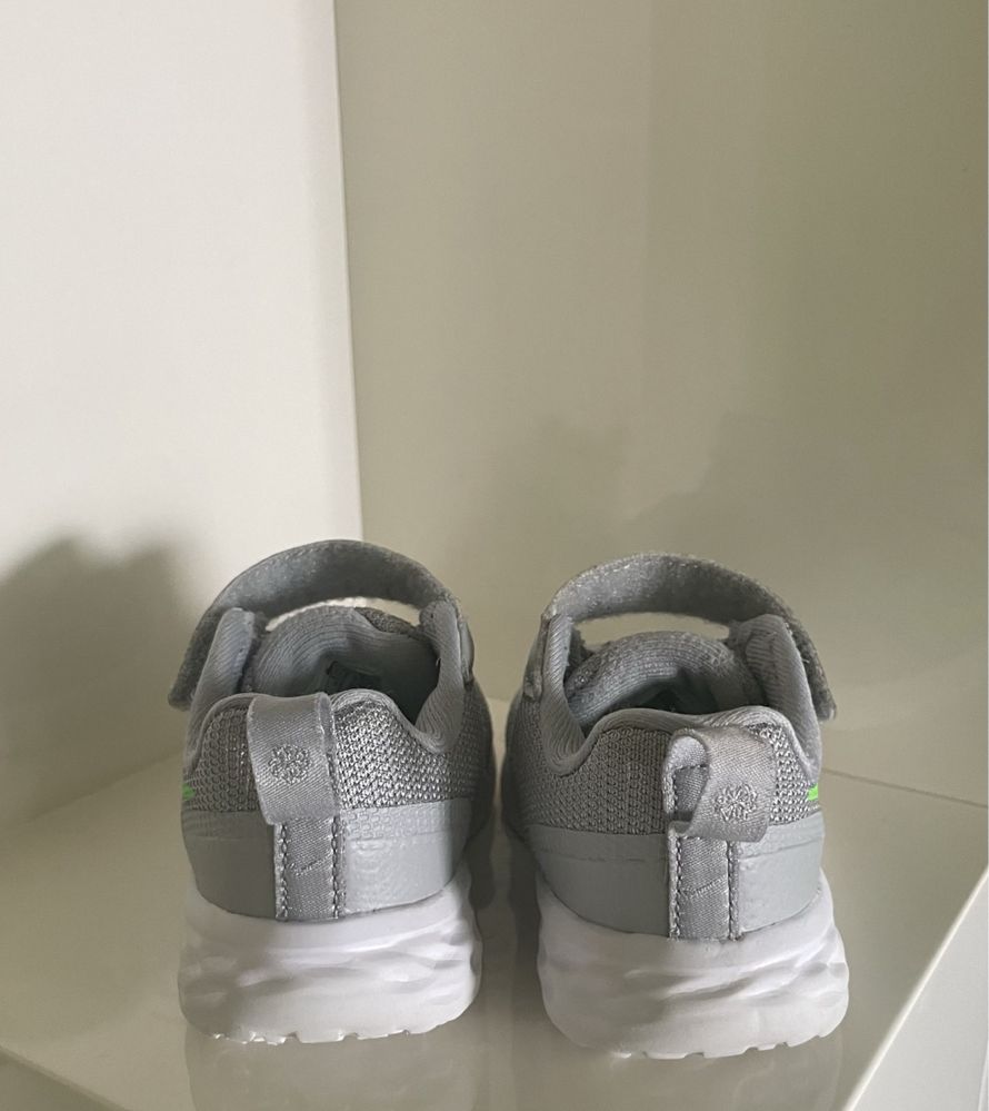 Маратонки Nike 22 номер и пантофи 23-25 номер