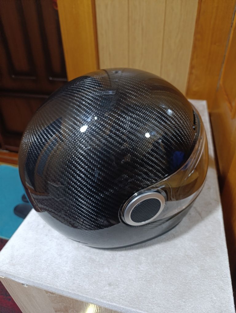 Moto shlem carbon fayber razmer M