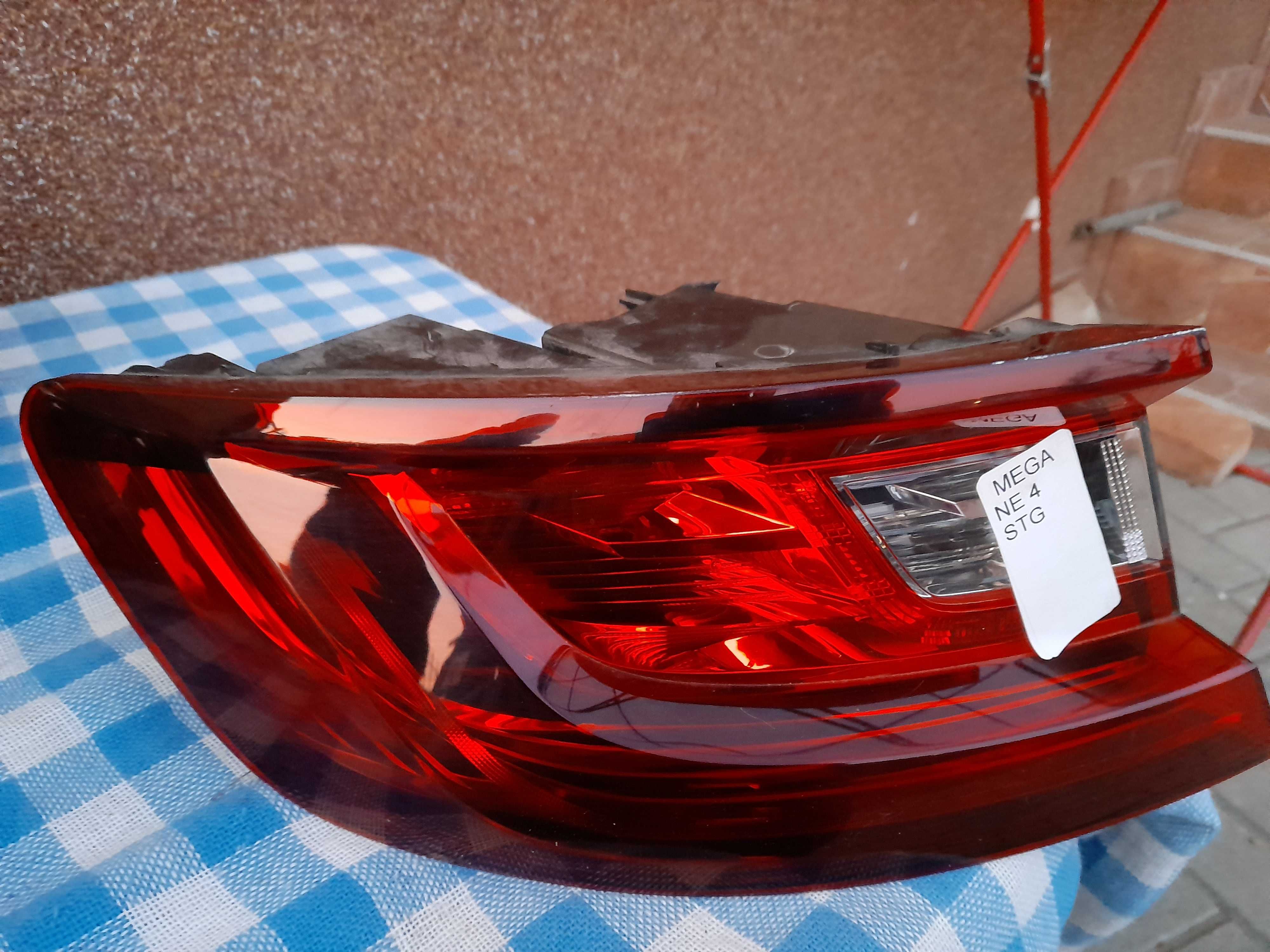 Lampa stinga spate.
