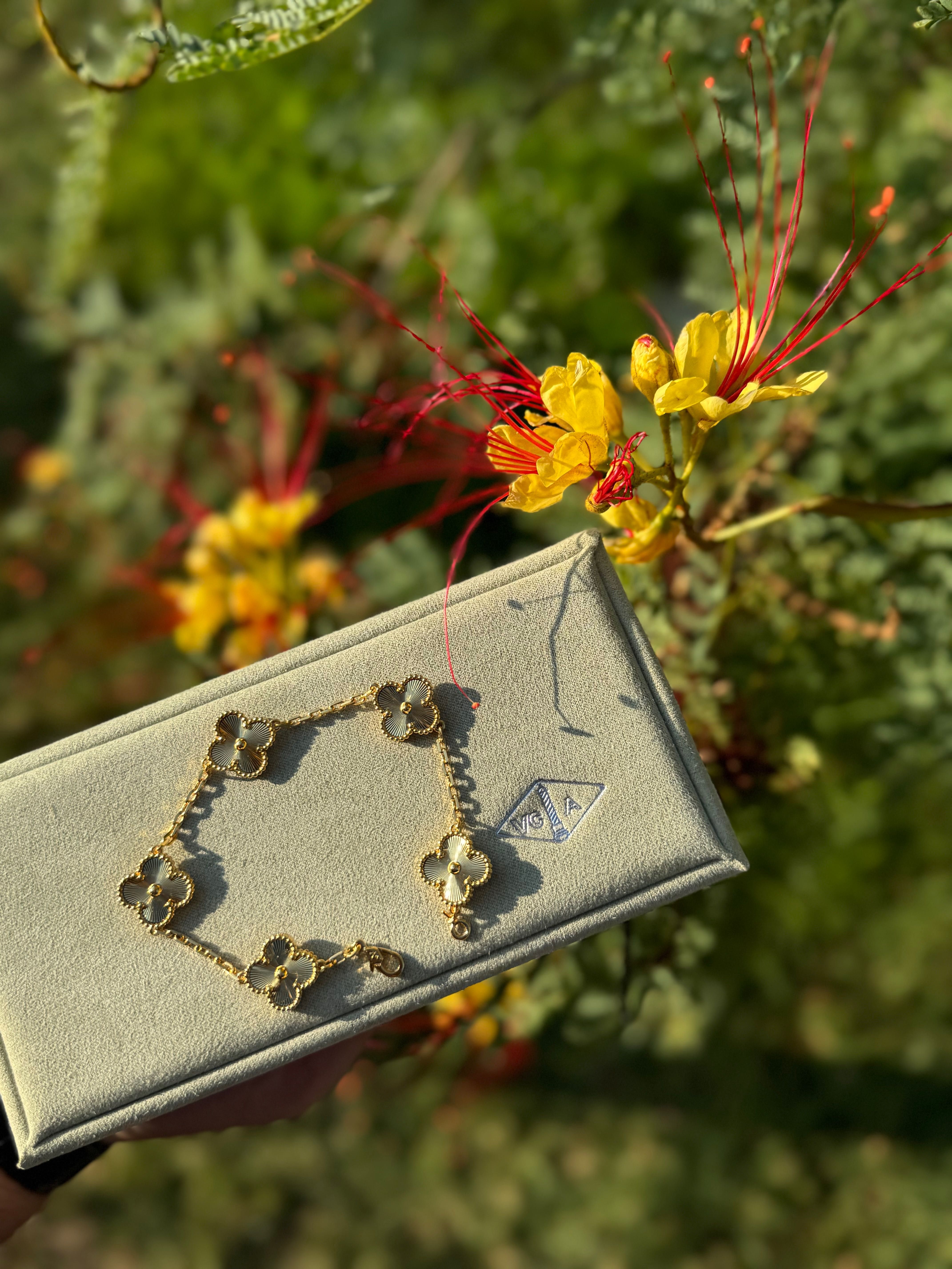 Гривни Van Cleef&Arpels