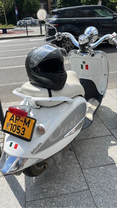 Scapa de trafic cu Aprilia mojito alb