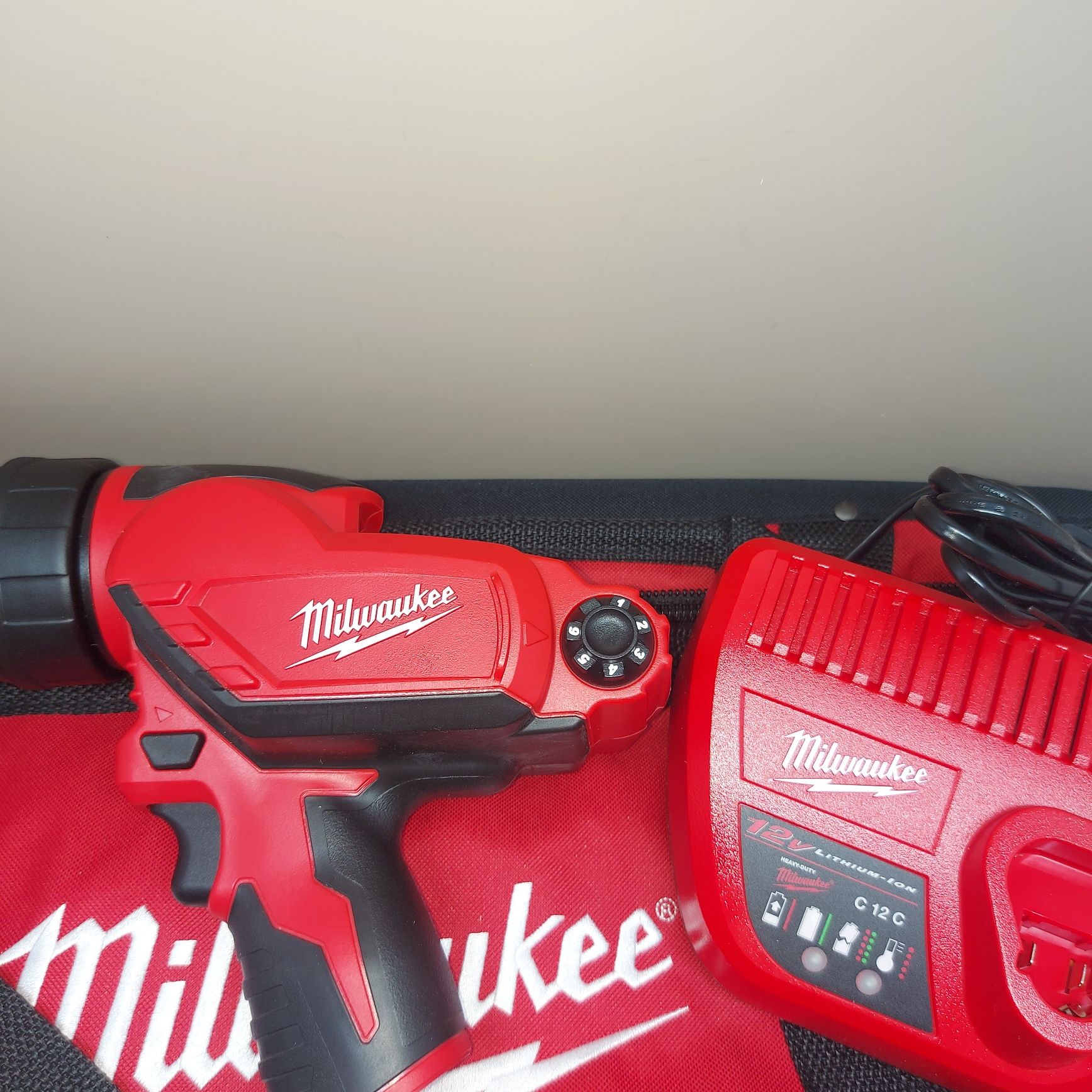 Акумулаторен пистолет за силикон Milwaukee M12 PCG400A-201