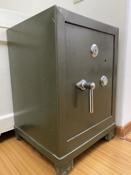 Сейф металлический
