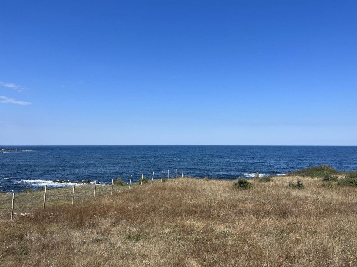 Първа линия  - земеделска земя в село Варвара, Царево.