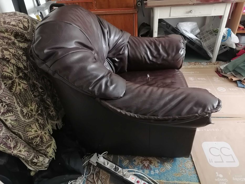 Fotoliu din piele maro, fotoliu din catifea albastru