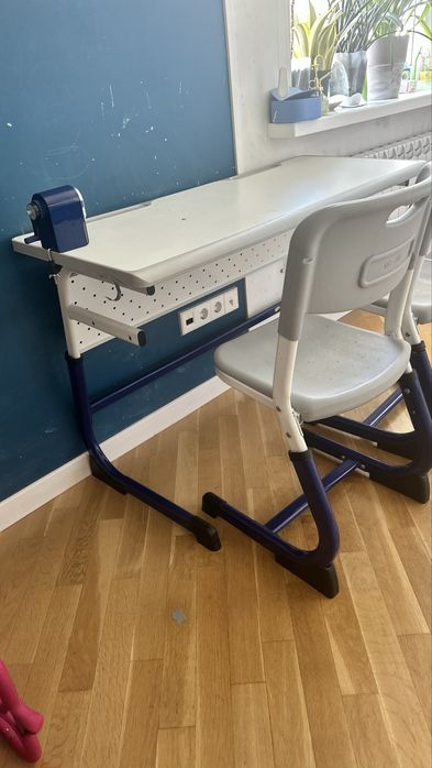 Парта школьная со стульями.