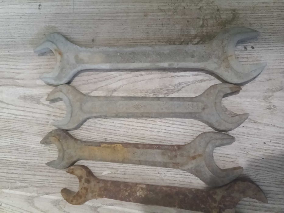 Разводной ключ,гаичные ключи,лом фомка,пилы, напильники,правило,плоски