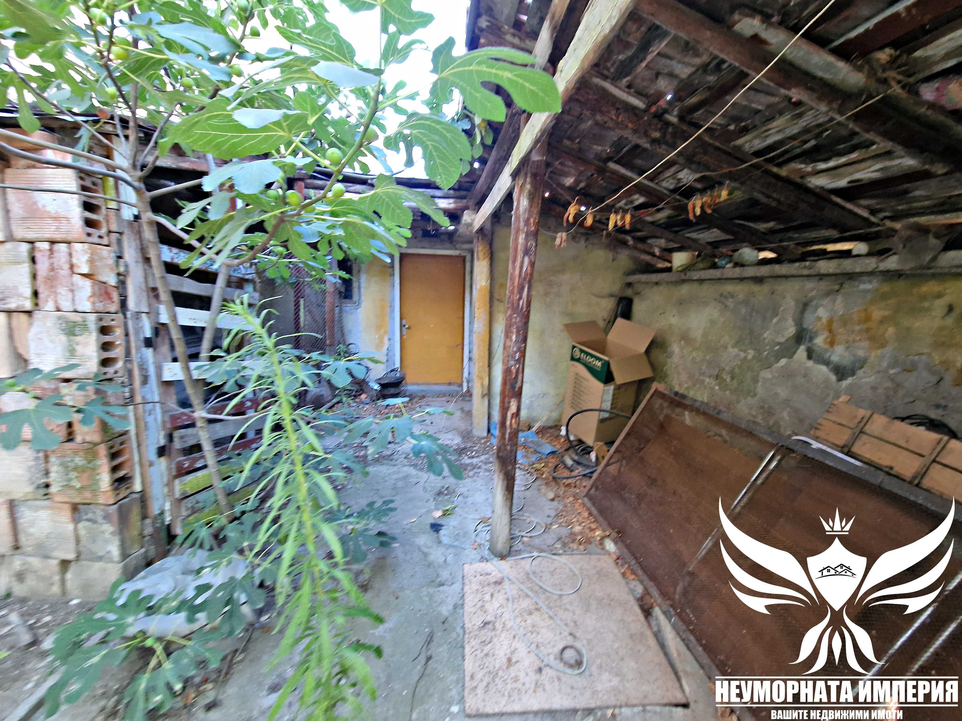 Продавам тристаен с гараж, партерни стаи и 219кв. двор в гр.Асеновград