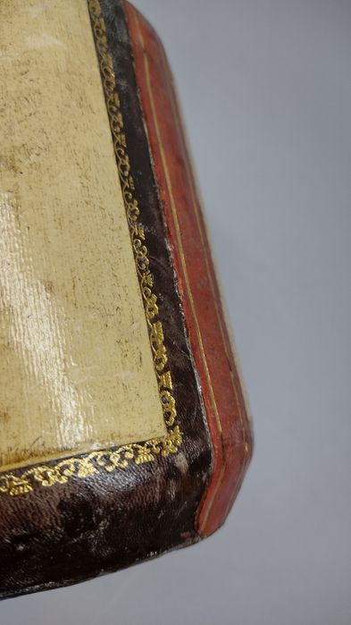 Винтидж стъклена гарафа, декорирана с кожа. Декор грозде и злато