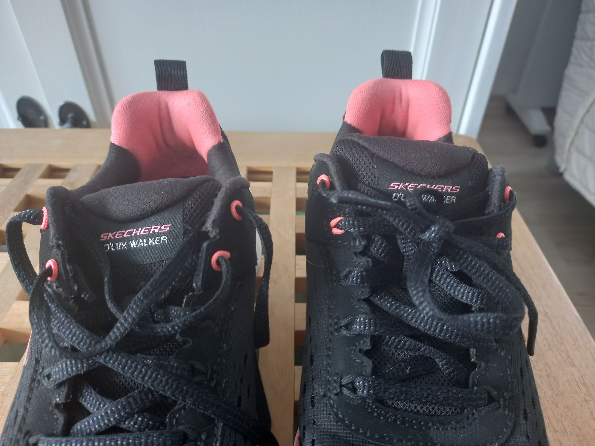 Skechers D’Lux Walker 2.0