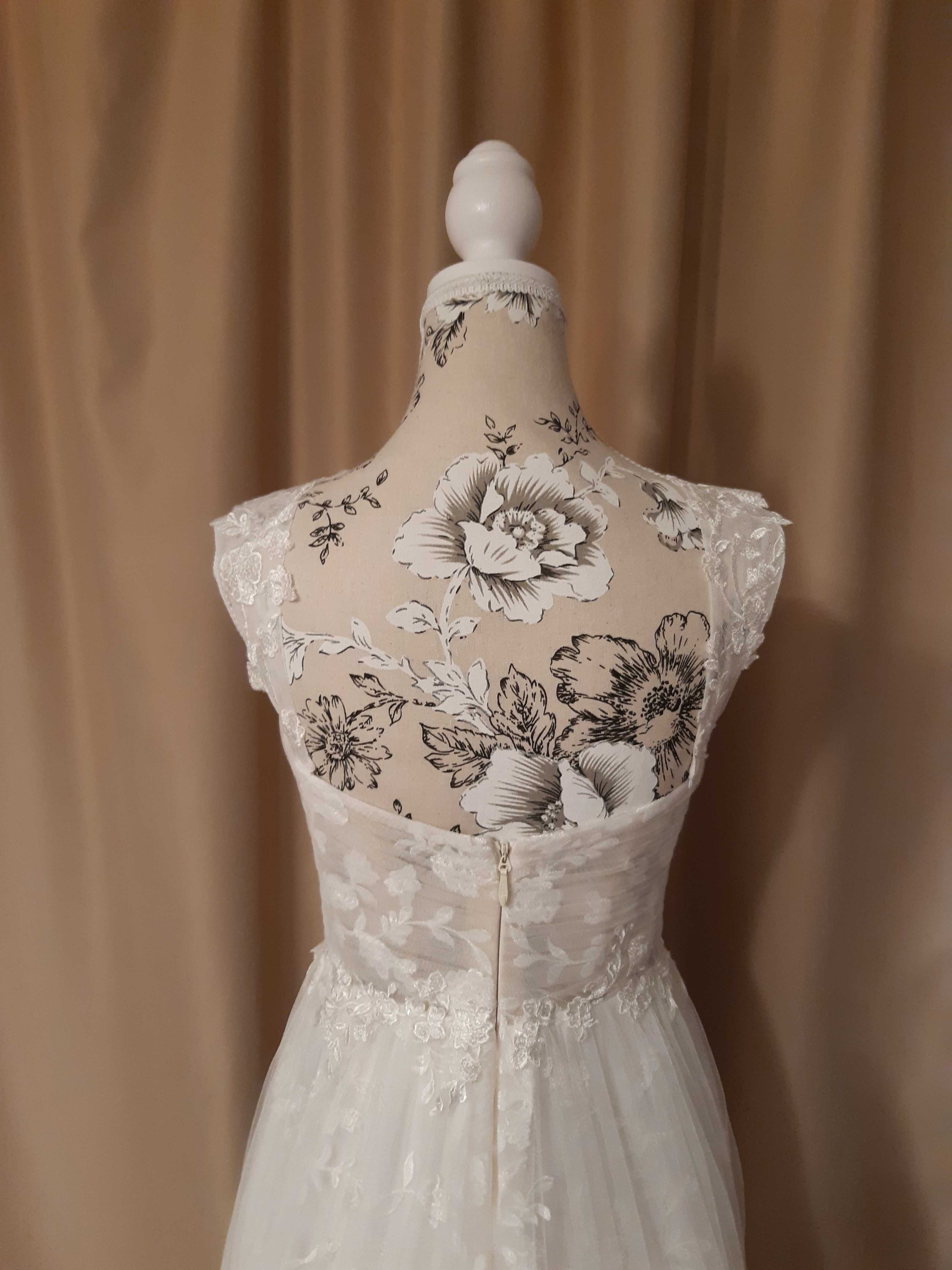 ROCHIE DE MIREASA  cu trena model deosebit din dantela