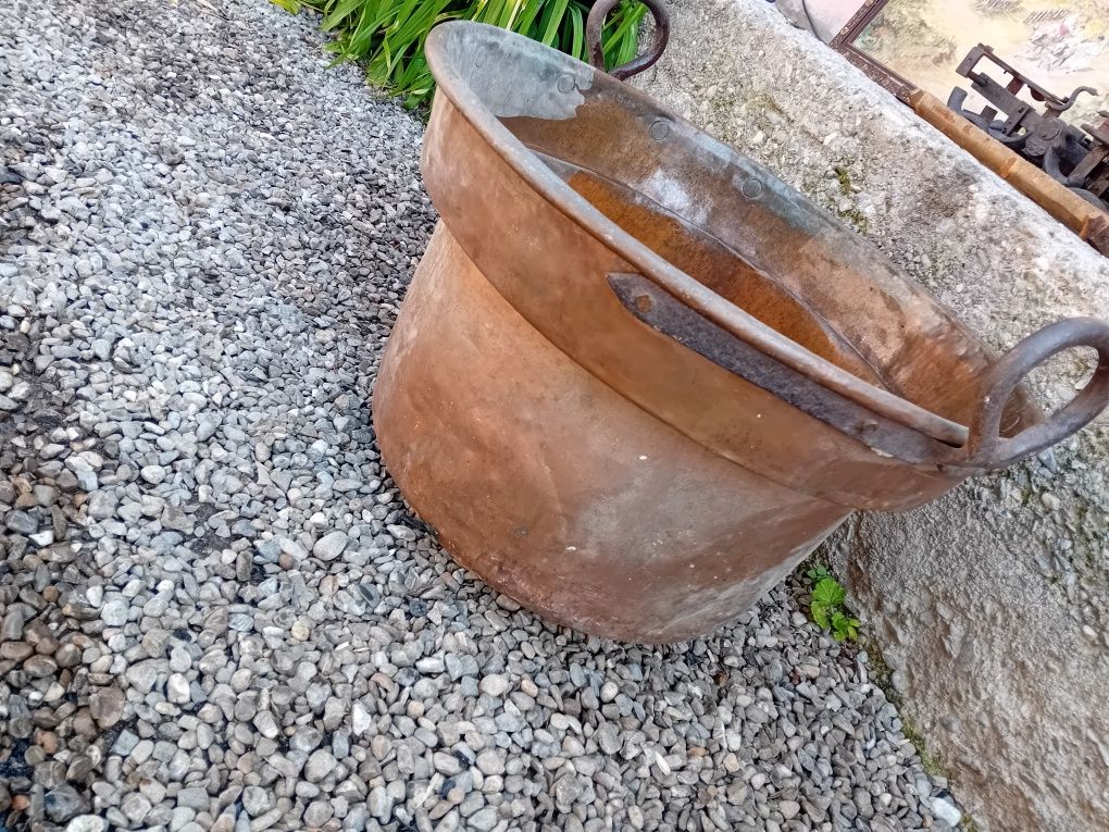 Vând ceaun vechi din cupru