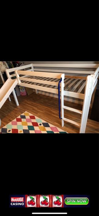 Pat din lemn cu tobogan