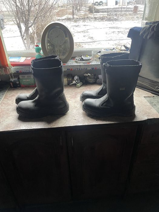 Продам спец обувь зимни  оба 40/41 размер вотличном состояни.