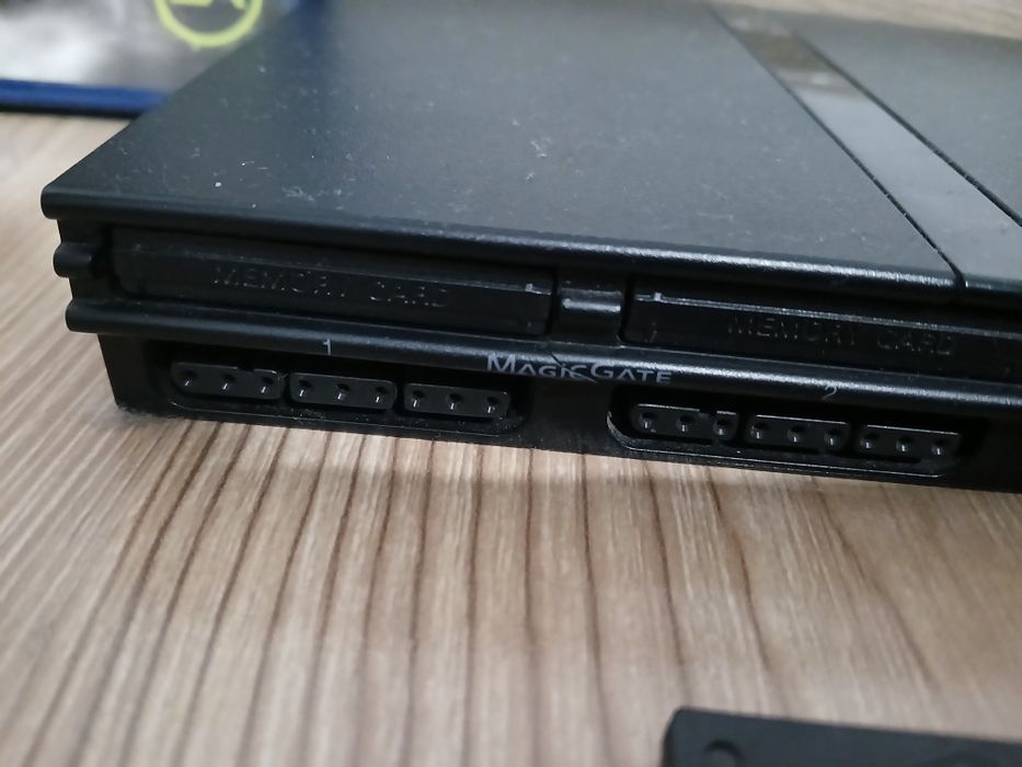 Vând PlayStation 2