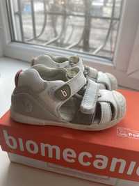 Продам детские сандалии Biomecanics