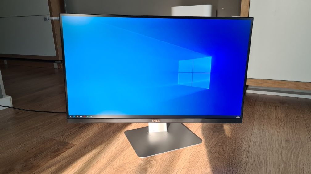 Monitor Dell UltraSharp U2715H 27 inch 8ms 2560 x 1440 negru