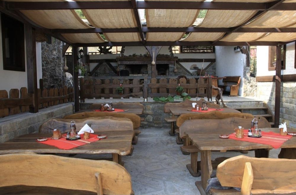 Продавам маси, пейки за заведения и дома от масив