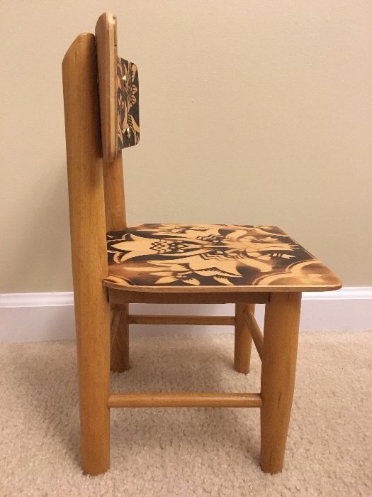 Детско дървено столче