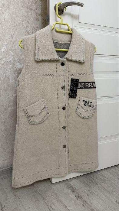 Продаю новую теплую жилетку!!