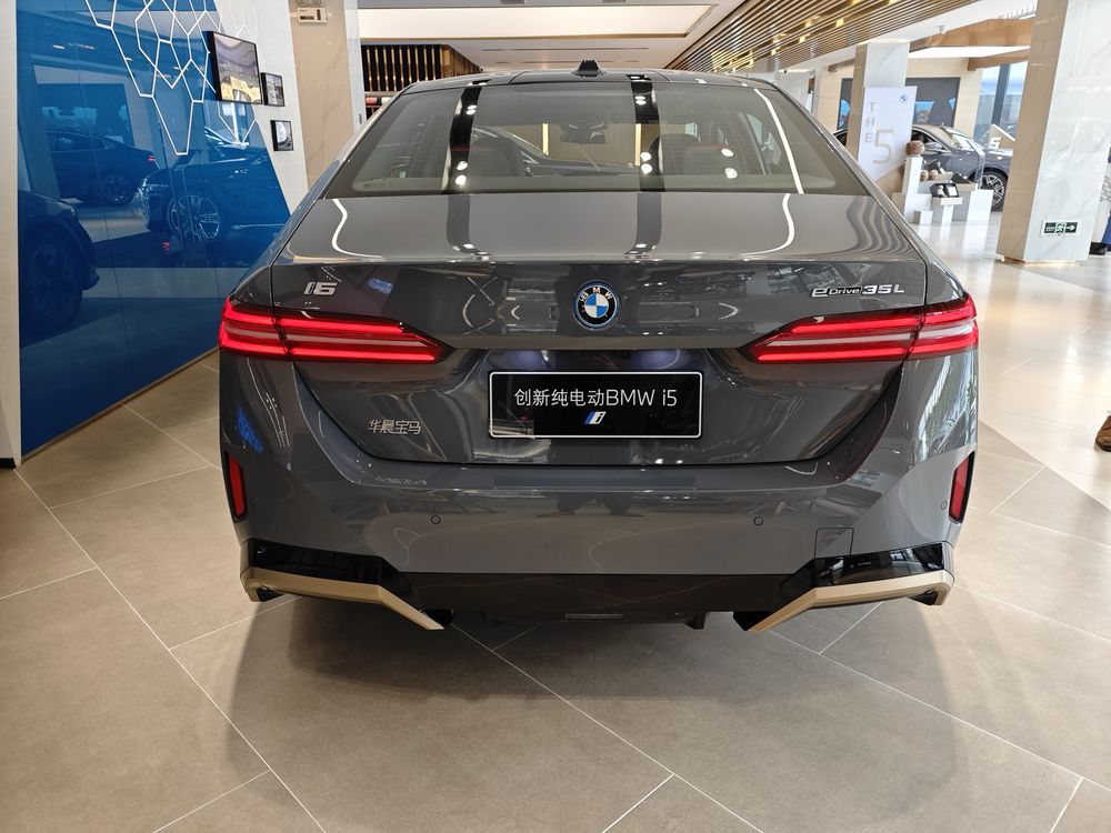 BMW i 5 eDrive 35 M sport. 2025 CIP Ташкент-48000$.