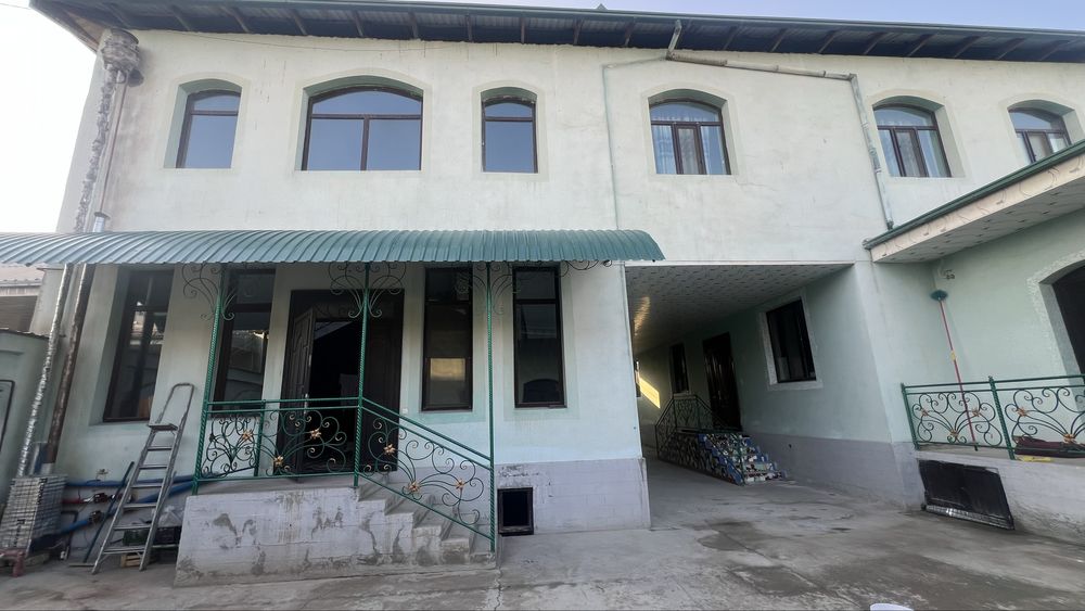 Уй сотилади. 9 соток 2 каватли.