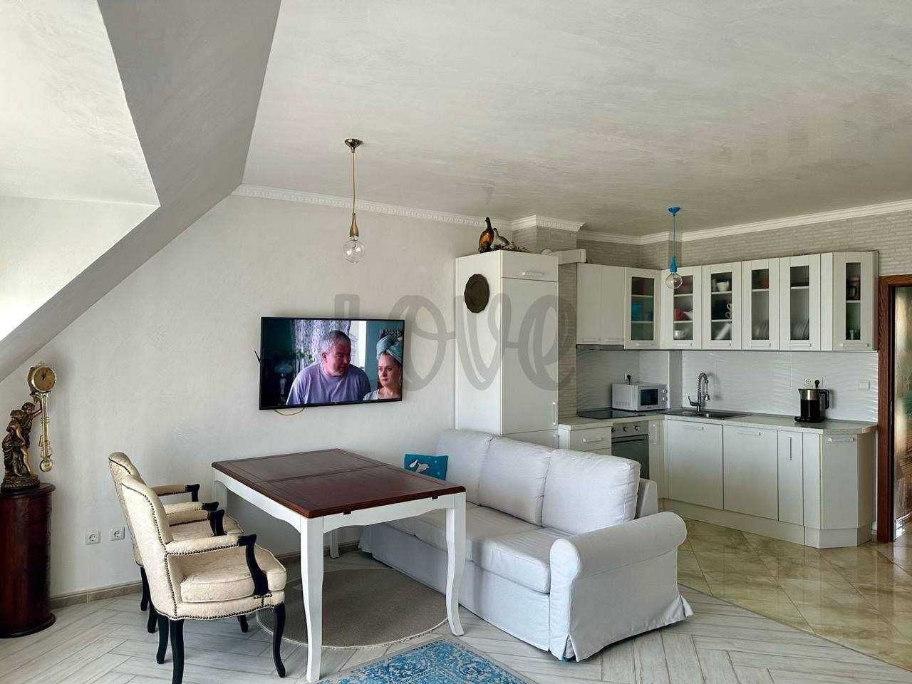 Продава се Тристаен апартамент в Варна, Галата - 100 кв.м за 1950 €/кв.м - Снимка #2