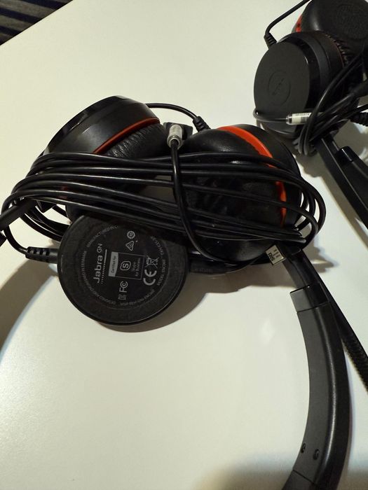 vand 2 perechi casti jabra in stare buna, sunet ok