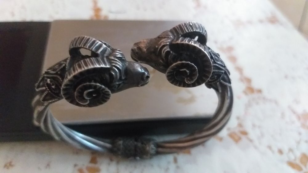 Vand o piesă veche din argint