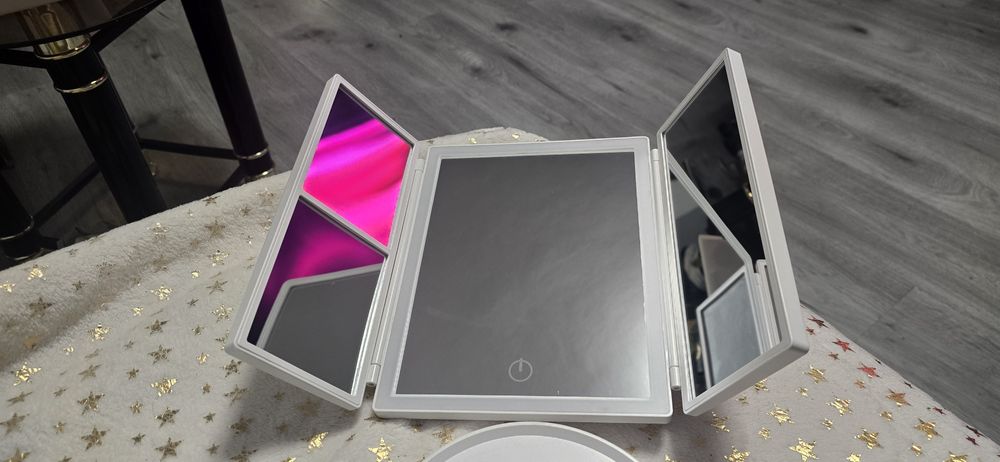 Oglinda make-up cu led,buton touch,si zoom 2x3x, cadou potrivt. Noua