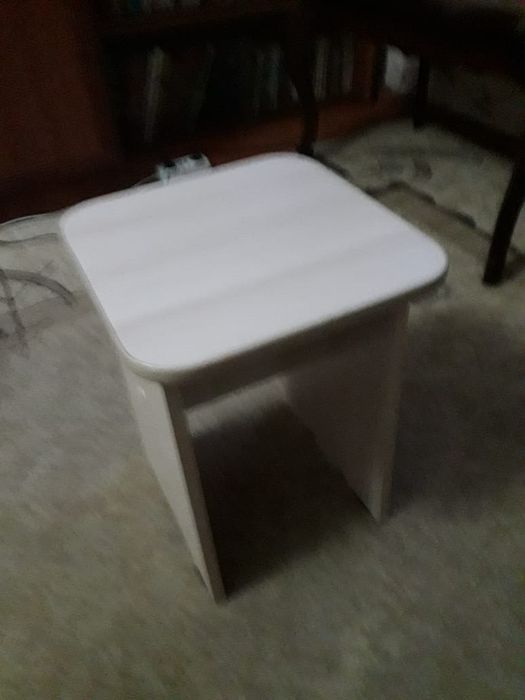 Продам два стула на кухню, немного отличаются цветом