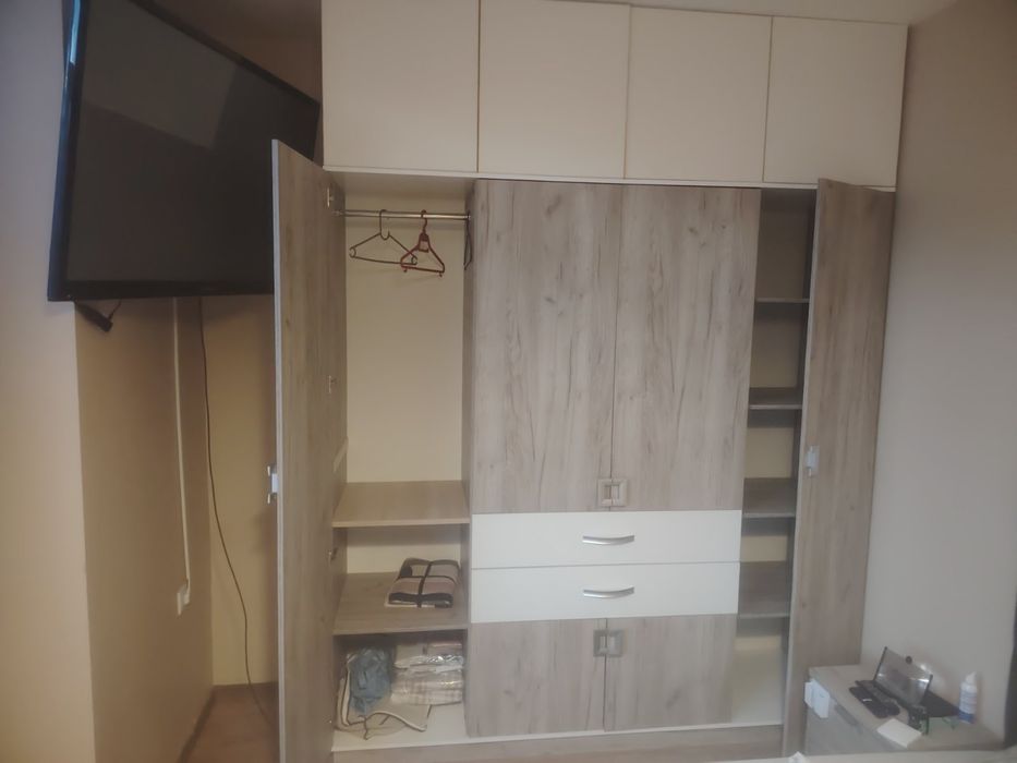 Четирикрилен гардероб с надстройка